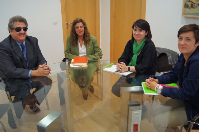 La alcaldesa solicita al delegado territorial de la ONCE en Murcia la promoción del Yacimiento Argárico La Bastida y la agricultura totanera en los cupones durante el año 2013, Foto 1