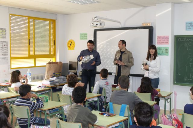 El Ayuntamiento de Alhama leva a cabo una campaña para concienciar a los ms jvenes de la necesidad de reciclar, Foto 1