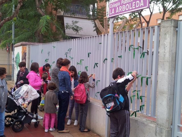 La AMPA del Colegio La Arboleda de Murcia pone centenares de lazos verdes en la valla del colegio por la defensa de la escuela pública - 1, Foto 1