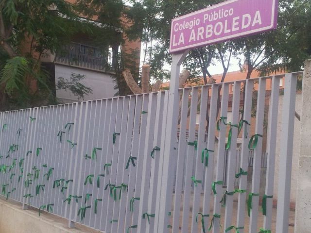 La AMPA del Colegio La Arboleda de Murcia pone centenares de lazos verdes en la valla del colegio por la defensa de la escuela pública - 2, Foto 2
