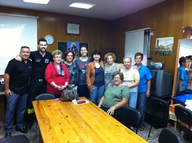 Voluntarios de Protección Civil ofrecen consejos a la Asociación de Amas de Casa de Totana, Foto 1