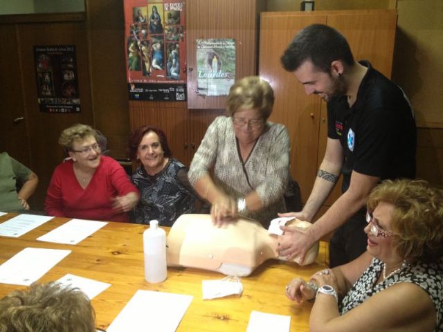 Voluntarios de Protección Civil ofrecen consejos a la Asociación de Amas de Casa de Totana, Foto 3