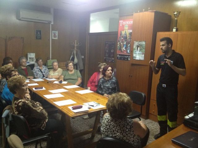 Voluntarios de Protección Civil ofrecen consejos a la Asociación de Amas de Casa de Totana, Foto 4