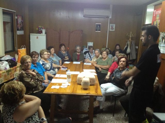 Voluntarios de Protección Civil ofrecen consejos a la Asociación de Amas de Casa de Totana, Foto 6
