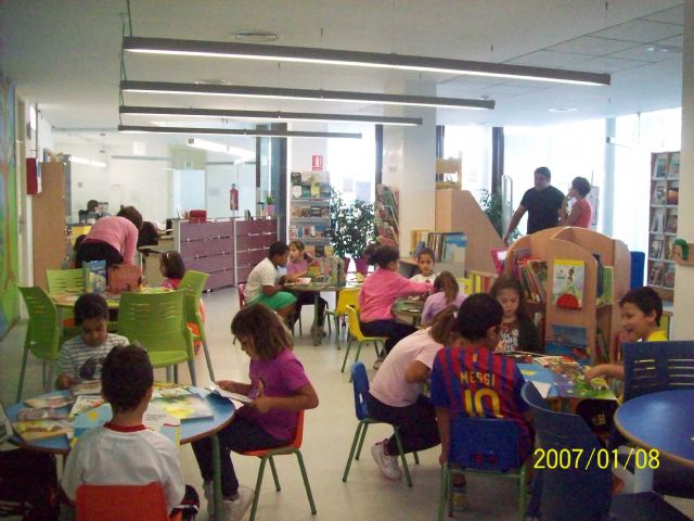 Diversión y aprendizaje a través de los cuentos en el Día de la Biblioteca - 1, Foto 1