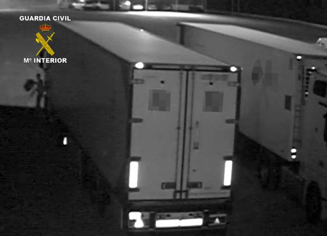 La Guardia Civil desmantela un grupo dedicado a la sustracción de gasoil en empresas de transporte - 2, Foto 2