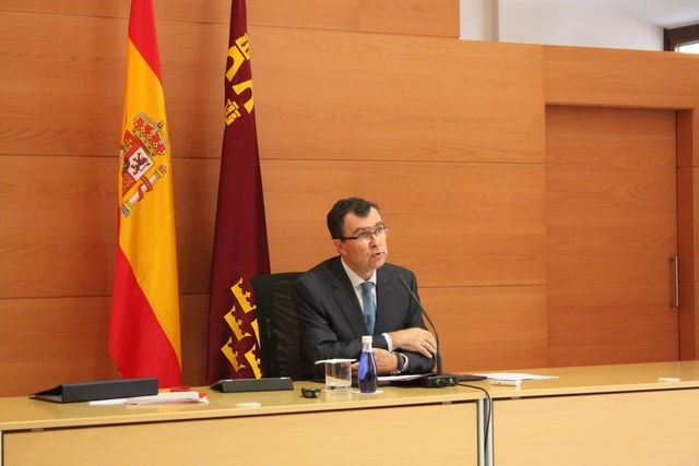 El portavoz del Ejecutivo regional, José Ballesta, en la rueda de prensa para informar de los asuntos aprobados por el Consejo de Gobierno / CARM, Foto 1