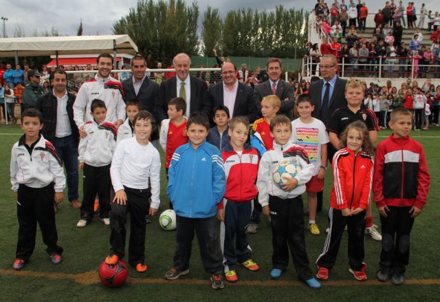 El seleccionador nacional de Fútbol Vicente del Bosque realiza una visita solidaria a Puerto Lumbreras tras las inundaciones - 2, Foto 2