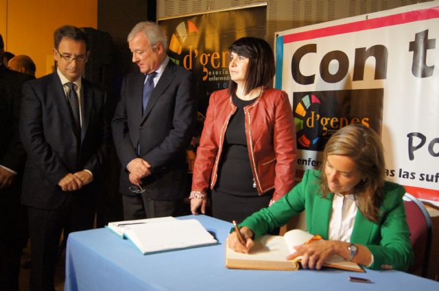 La ministra de Sanidad firma en el libro de honor del Ayuntamiento durante la inaguruación del V Congreso Nacional de Enfermedades Raras, Foto 1
