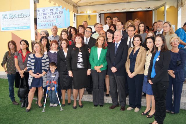 La ministra de Sanidad firma en el libro de honor del Ayuntamiento durante la inaguruación del V Congreso Nacional de Enfermedades Raras, Foto 2