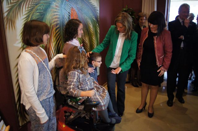 La ministra de Sanidad firma en el libro de honor del Ayuntamiento durante la inaguruación del V Congreso Nacional de Enfermedades Raras, Foto 3