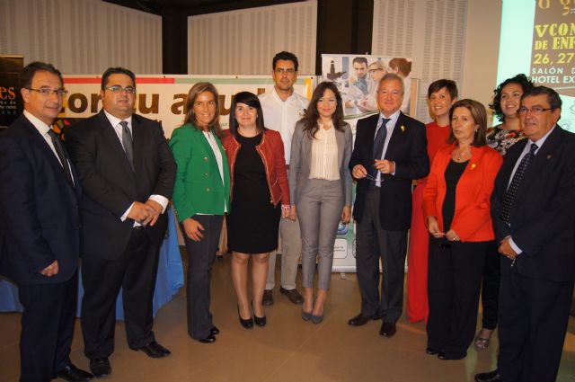 La ministra de Sanidad firma en el libro de honor del Ayuntamiento durante la inaguruación del V Congreso Nacional de Enfermedades Raras, Foto 4
