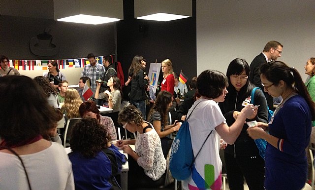 Más de 150 personas practican diferentes idiomas y perfeccionan sus habilidades de conversación durante la ´Noche de las Lenguas´ - 1, Foto 1