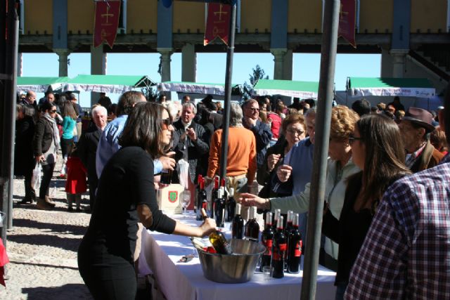 Los vinos cehegineros protagonizan la apertura de la nueva temporada del mercadillo - 1, Foto 1