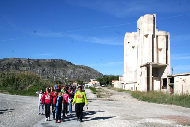 300 escolares reforestan con plantas autóctonas la Vía Verde - 1, Foto 1
