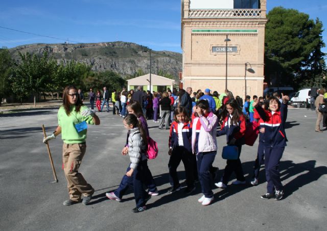 300 escolares reforestan con plantas autóctonas la Vía Verde - 5, Foto 5