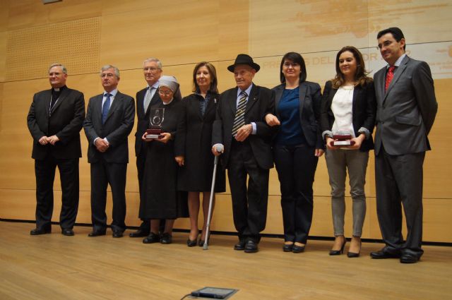 La alcaldesa acompaña a el Tío Juan Rita en el acto de entrega de los premios del Mayor´2012 - 1, Foto 1
