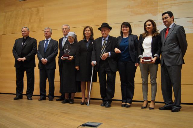 La alcaldesa acompaña a el Tío Juan Rita en el acto de entrega de los premios del Mayor´2012 - 4, Foto 4