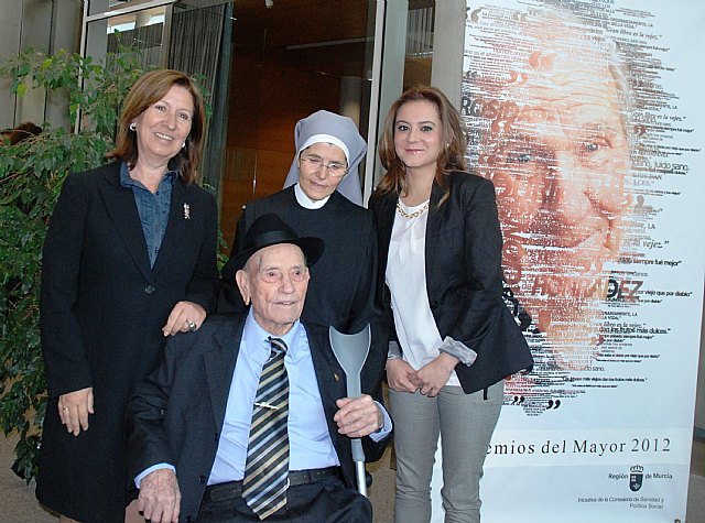 Palacios destaca la importante labor de los mayores para cohesionar y unir a las familias, Foto 2