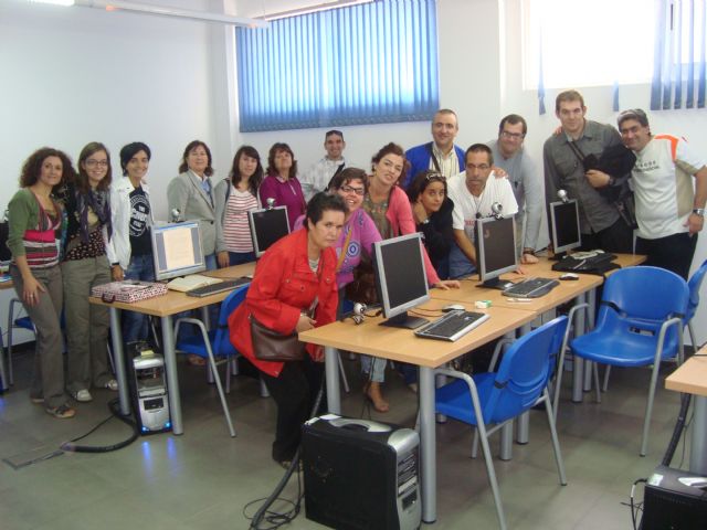 Los usuarios del Servicio de Apoyo Psicosocial visitan un taller de mosaicos en Lorca para aprender la técnica, Foto 1