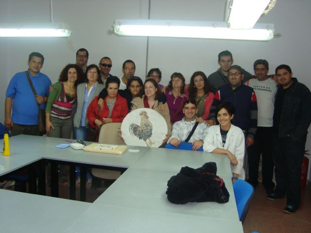 Los usuarios del Servicio de Apoyo Psicosocial visitan un taller de mosaicos en Lorca para aprender la técnica, Foto 2