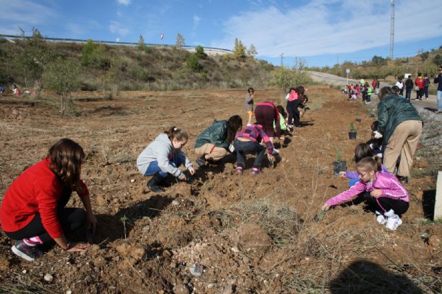 200 alumnos de los Colegios Ródenas y Artero plantan especies autóctonas en la Vía Verde - 3, Foto 3