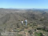 Los buitres leonados acompañan a los senderistas en su subida al Talayn