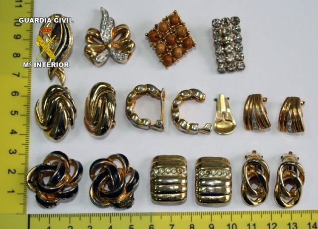 Arrested on suspicion of theft of weapons, jewelry and mobile phones in a home in Totana, Foto 3