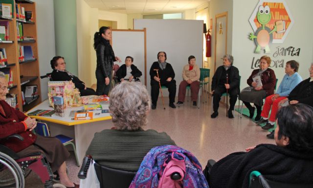 Puerto Lumbreras fomenta la lectura entre sus mayores - 1, Foto 1