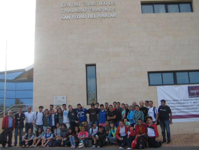 Jóvenes atletas disfrutan de una sesión de balneoterapia en San Pedro del Pinatar - 1, Foto 1