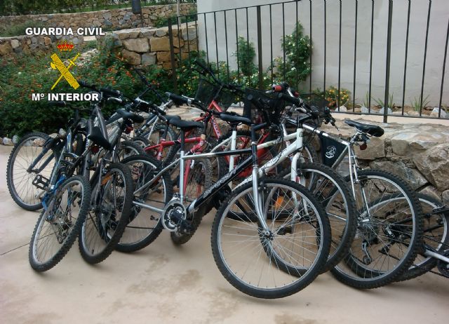 La Guardia Civil detiene a tres jóvenes por sustraer bicicletas en una urbanización - 1, Foto 1
