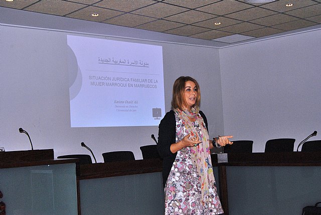 Un centenar de profesionales asisten a una jornada sobre las nuevas leyes de familia marroquí convocada por la concejalía de Igualdad - 2, Foto 2