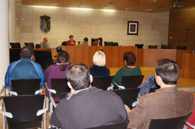 El ayuntamiento se reúne con las asociaciones de vecinos para consensuar el procedimiento de autogestión de los centros sociales del municipio, Foto 1