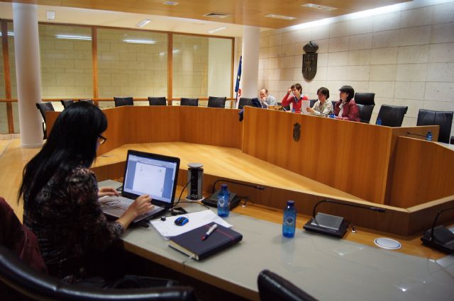 El ayuntamiento se reúne con las asociaciones de vecinos para consensuar el procedimiento de autogestión de los centros sociales del municipio, Foto 2