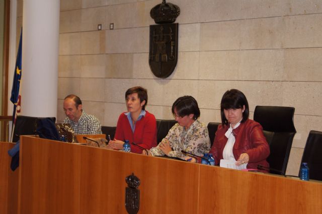El ayuntamiento se reúne con las asociaciones de vecinos para consensuar el procedimiento de autogestión de los centros sociales del municipio, Foto 3