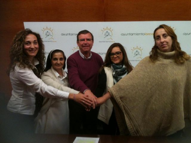 El Ayuntamiento gestiona un programa para que los escolares lorquinos presten servicio a la comunidad en Cáritas, Residencia San Diego, guardería San José de Calasanz y Asociación Alzheimer - 1, Foto 1