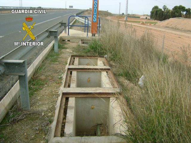 La Guardia Civil detiene a cinco personas por la sustracción y receptación de material metálico en la autopista AP-7 - 1, Foto 1