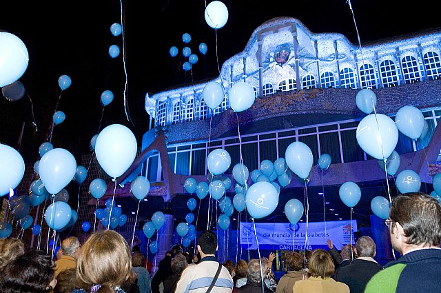 Suelta de globos e iluminación azul de la Asamblea en noviembre de 2011 para concienciar sobre la diabetes, Foto 1