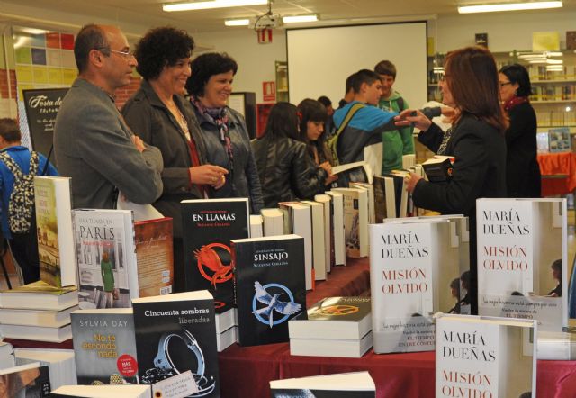 El IES Rambla de Nogalte de Puerto Lumbreras organiza una Feria del Libro en colaboración con las librerías locales para impulsar el fomento de la lectura en los jóvenes - 1, Foto 1