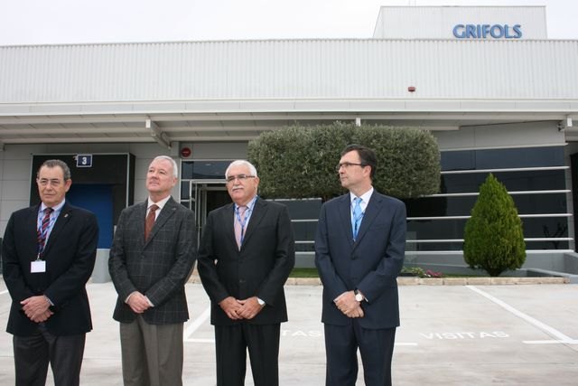 Valcárcel resalta la colaboración del Gobierno para que empresas de gran prestigio como Grifols mantengan su apuesta por la Región - 2, Foto 2
