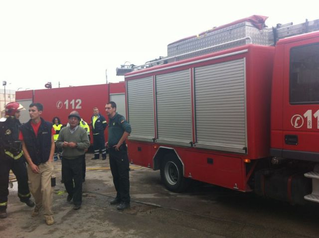 Protección Civil y Policía Local intervienen en un incendio que tiene lugar en un secadero de pimiento para pimentón de Totana, Foto 2