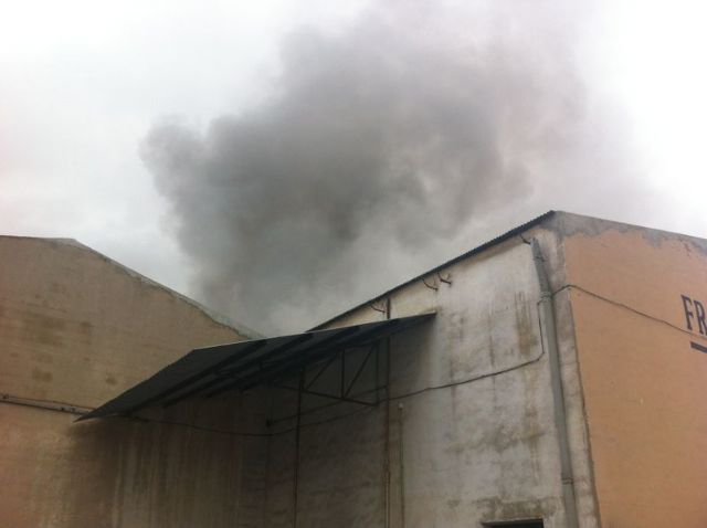Protección Civil y Policía Local intervienen en un incendio que tiene lugar en un secadero de pimiento para pimentón de Totana - 3, Foto 3