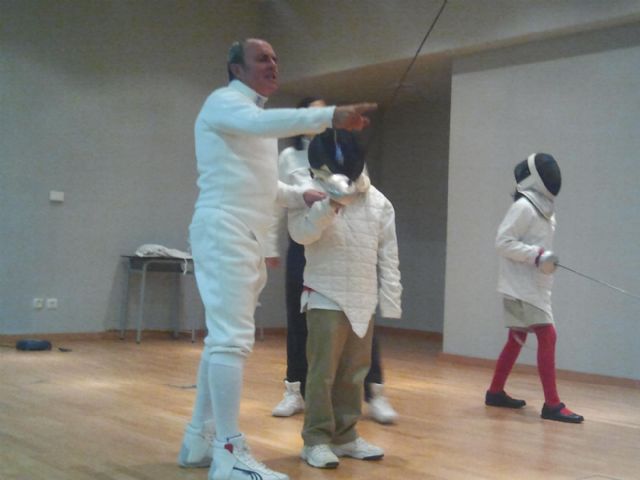 Alumnos del Miralmonte se acercan a la Esgrima a través del ADE - 2, Foto 2