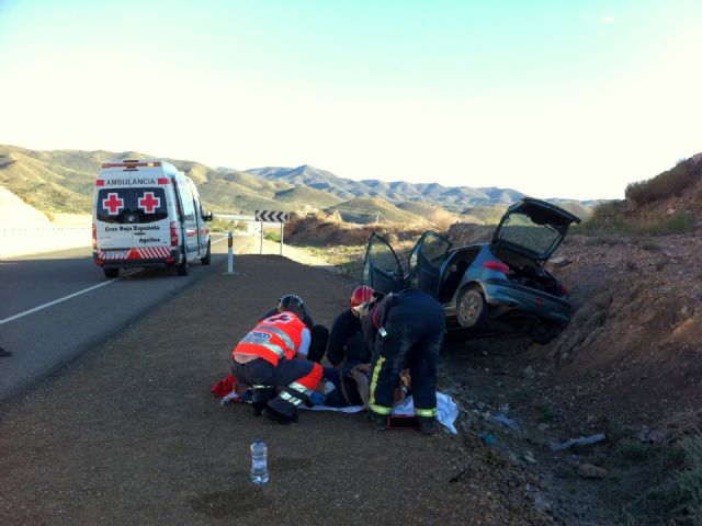 Cruz roja de Águilas asiste un  grave accidente de tráfico en la autovía rm-11 que une Águilas y lorca - 1, Foto 1