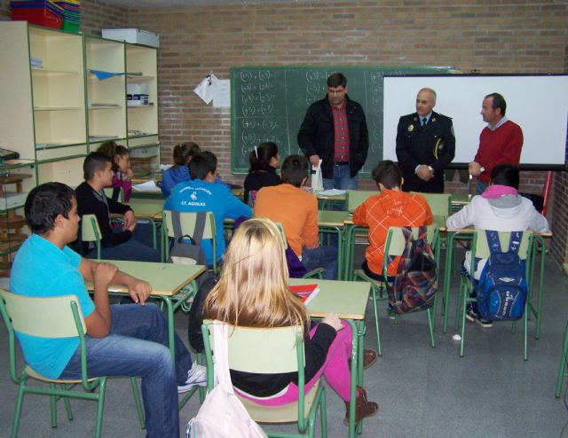 El concejal de Educación elogia la labor que desempeña el Aula Ocupacional de Águilas - 1, Foto 1