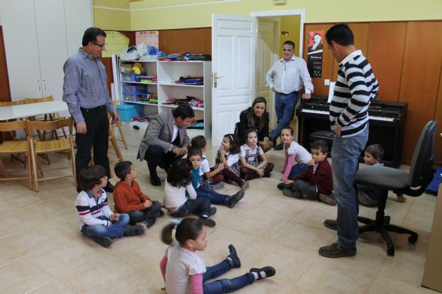 El alcalde visita la Escuela Municipal de msica interesado por su funcionamiento y sus necesidades, Foto 1