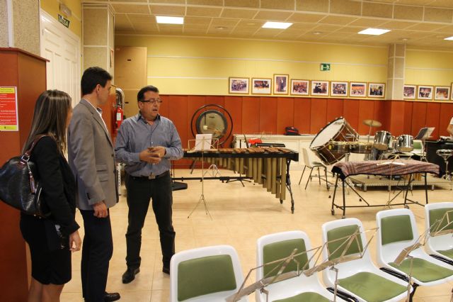 El alcalde visita la Escuela Municipal de msica interesado por su funcionamiento y sus necesidades, Foto 2