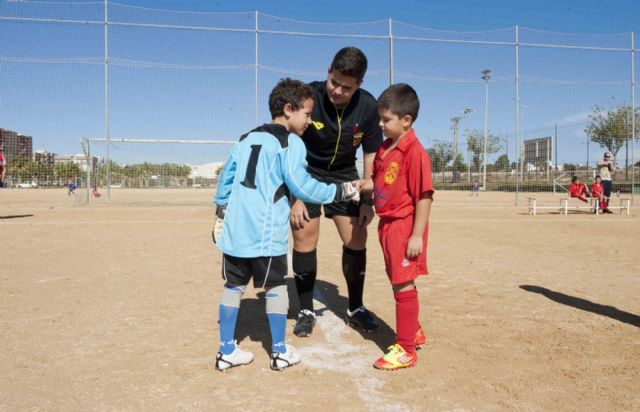 Las victorias locales se imponen en la cuarta jornada de la liga de fútbol base - 1, Foto 1