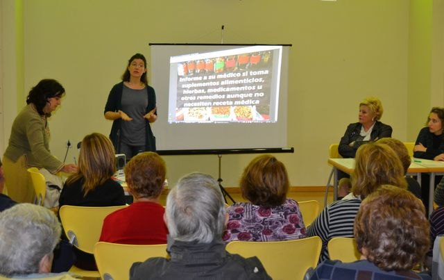 Personal sanitario informa a los mayores sobre el consumo responsable de fármacos - 1, Foto 1