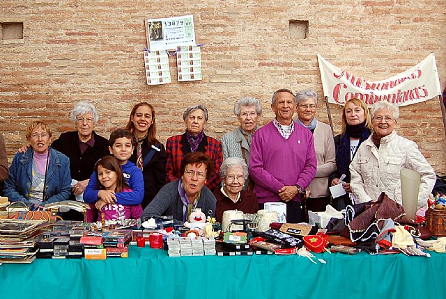 Imagen de archivo con algunos de los voluntarios del mercadillo solidario de 2011, Foto 1